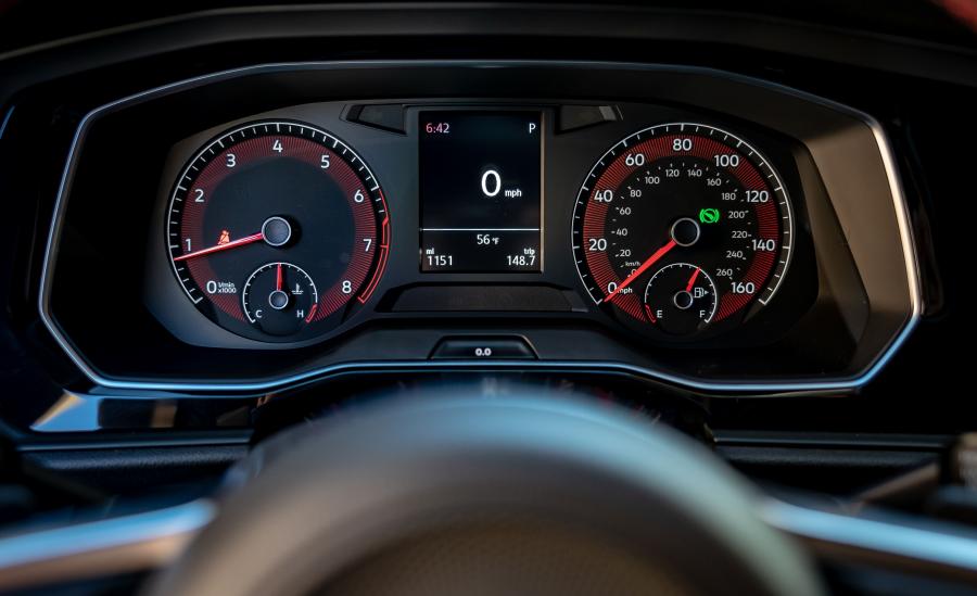 Панель приборов Volkswagen Jetta GLI 35th Anniversary 2019 года  (NA) (фото 36 из 44)